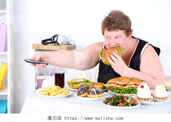 胖男人一顿丰盛的午餐和看电视  家庭室内背景